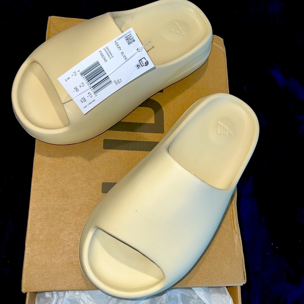 YEEZY SLIDES BONE